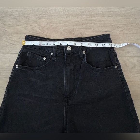 H&M Black Jean Shorts High-Waisted Relaxed Fit 🖤 - Picture 3 of 7